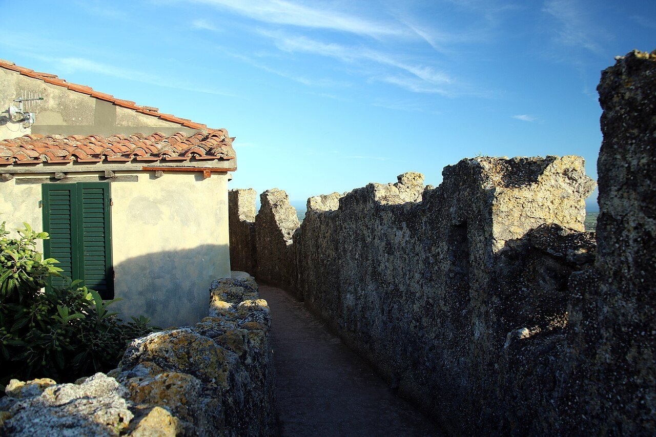 Il camminamento sulle mura di Capalbio
