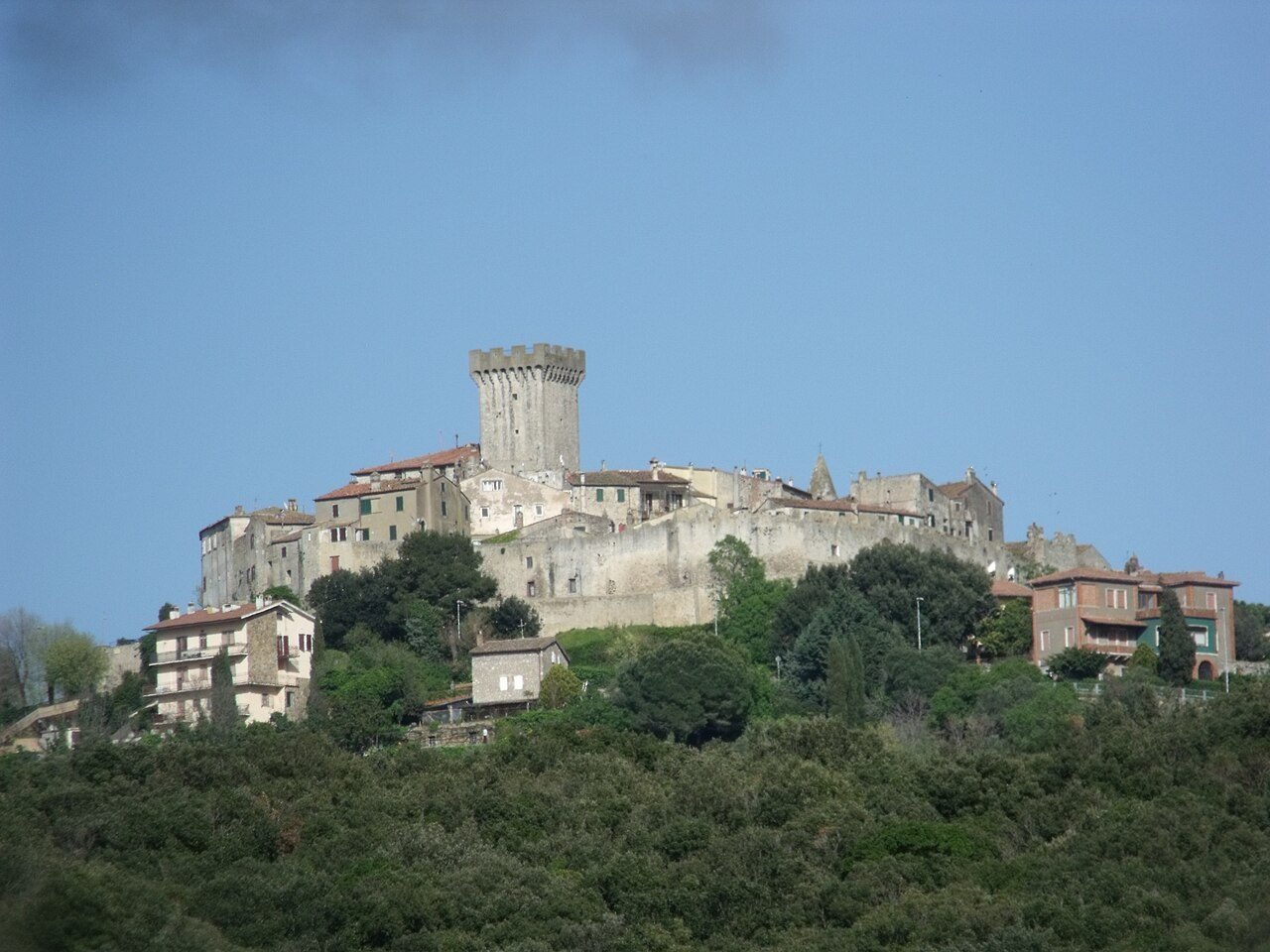 Il borgo di Capalbio sulla collina